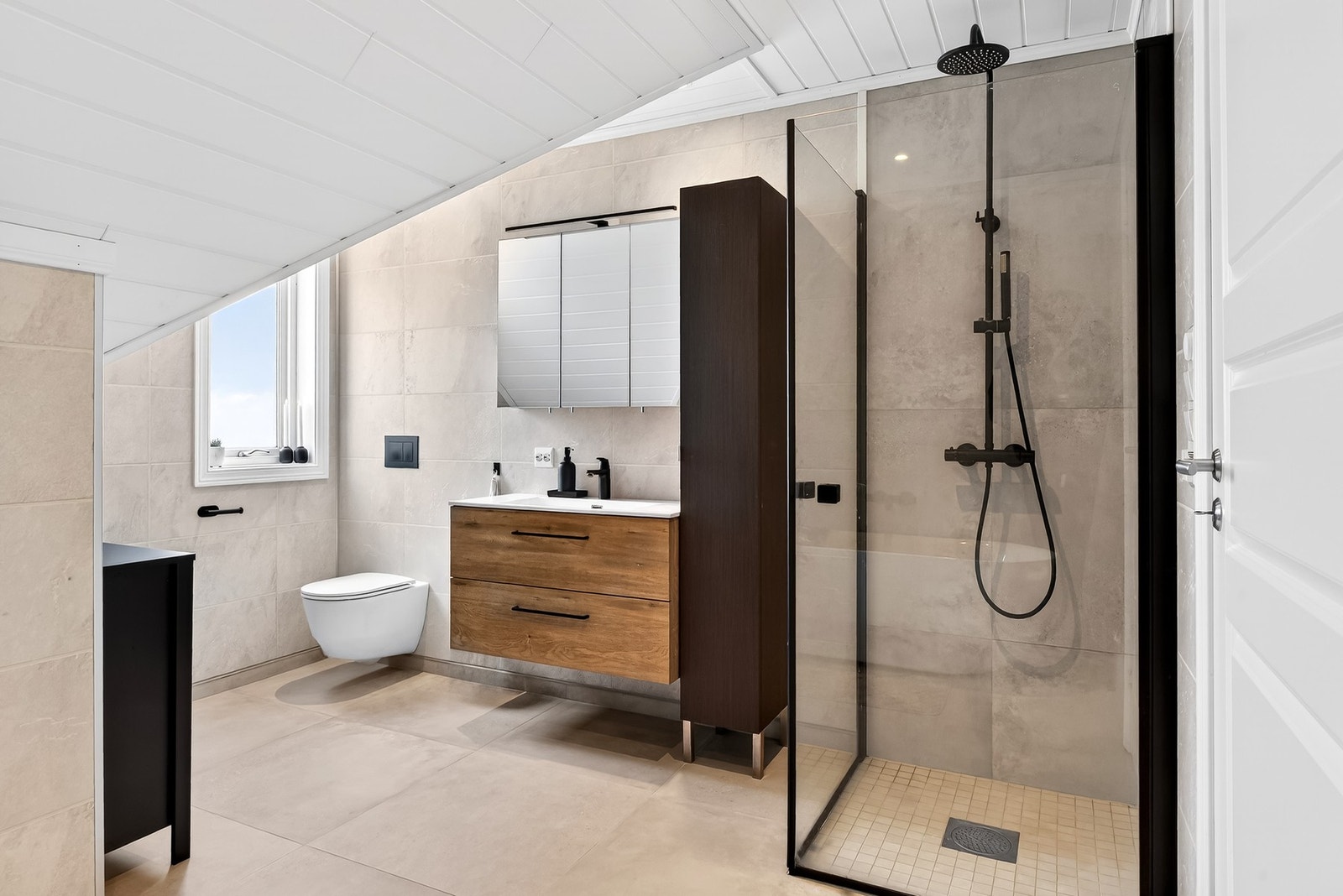 Varmekabler på badet. Galleribilde