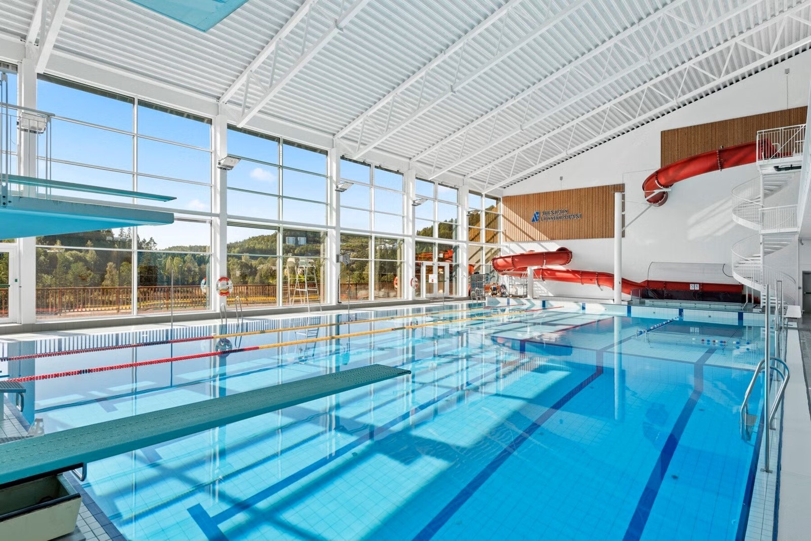Frolandia inneholder bl.a. svømmebasseng med terapibasseng, badstue, sklie, stupebrett og hoppetårn Galleribilde
