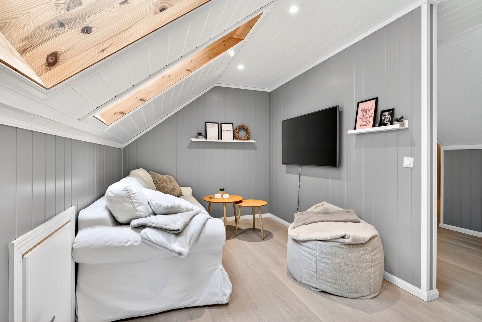 Lys og koselig tv krok i loftstue Galleribilde