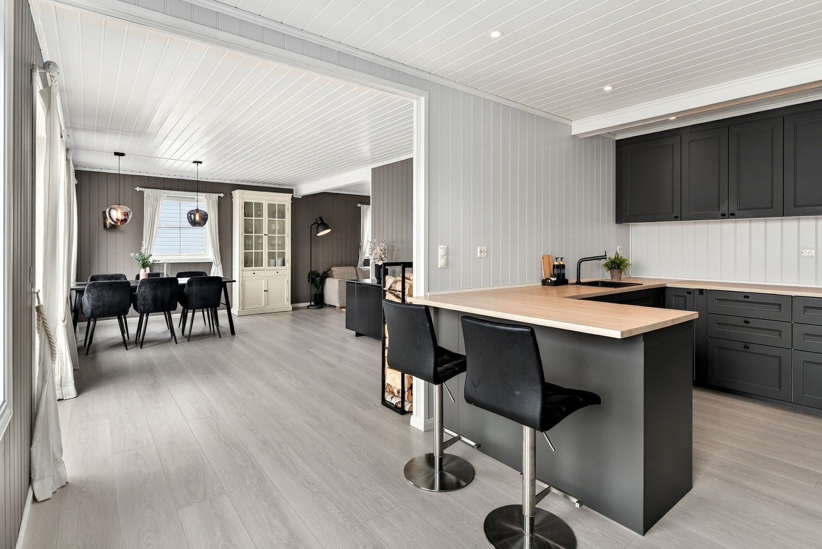 Lekker og gjennomgående planløsning - kjøkken, spisestue og stue i naturlig sammenheng med gode lysforhold. Galleribilde