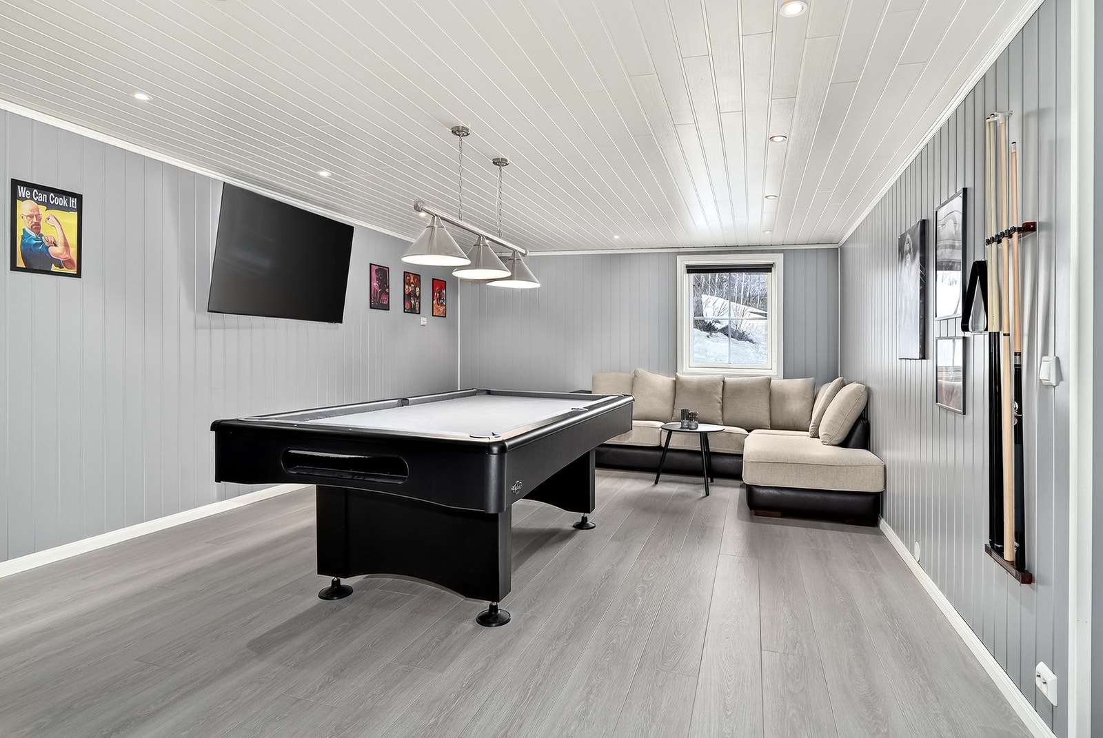 Praktisk hobbyrom som kan brukes som ungdomsrom, gamingrom eller aktivitetsrom. Galleribilde