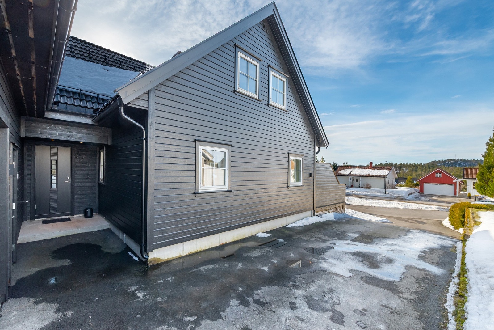 Lettstelt og pent inngangsparti. Galleribilde