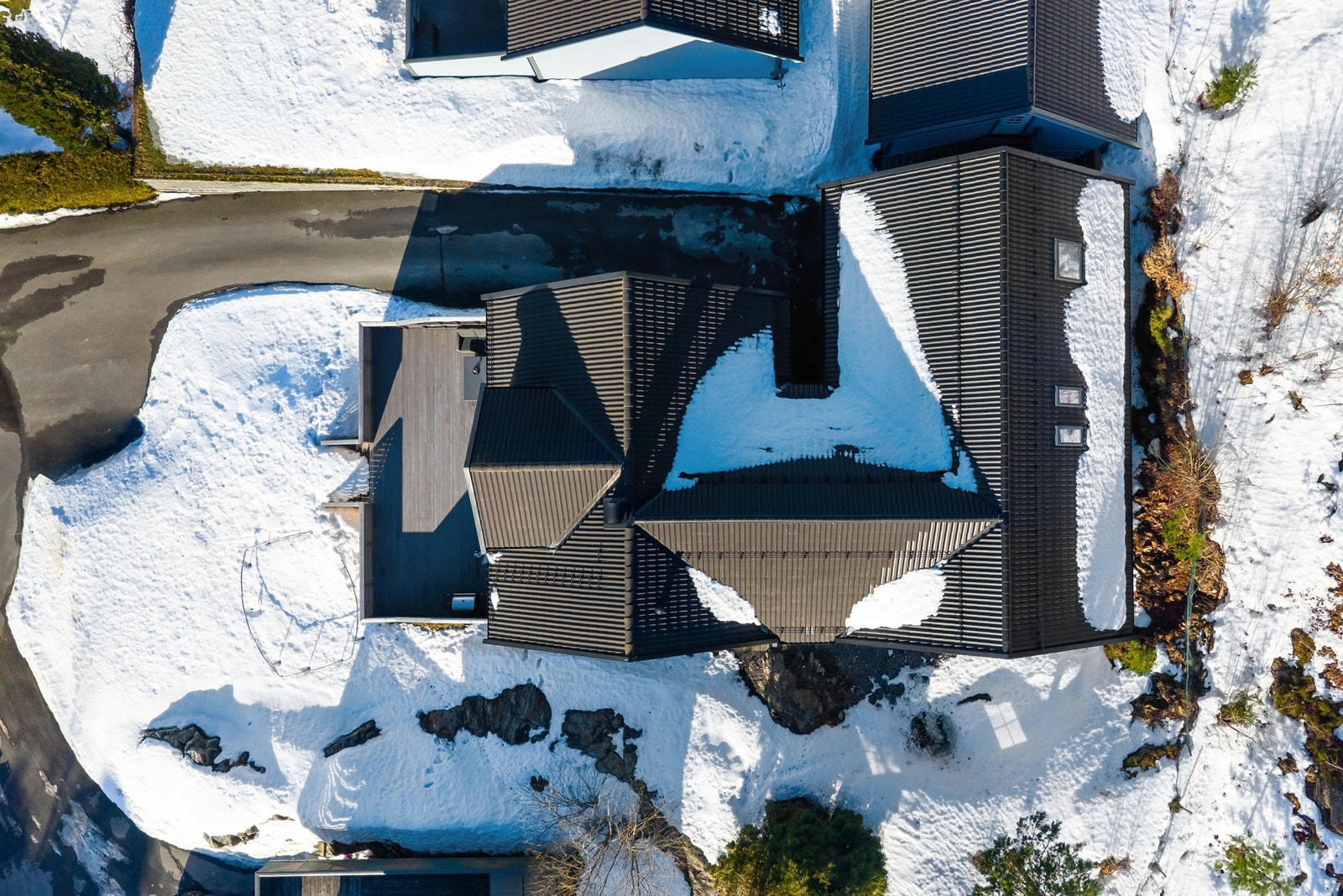 Oversiktsbilde av boligen og tomten. Galleribilde