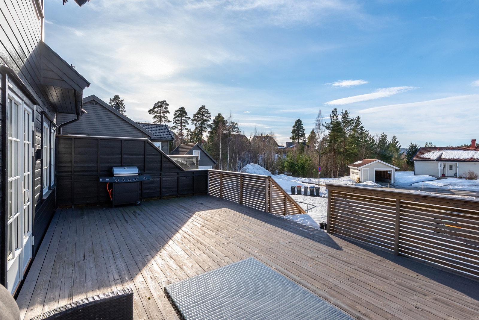 God plass til utemøbler for sosiale sammenkomster. Galleribilde