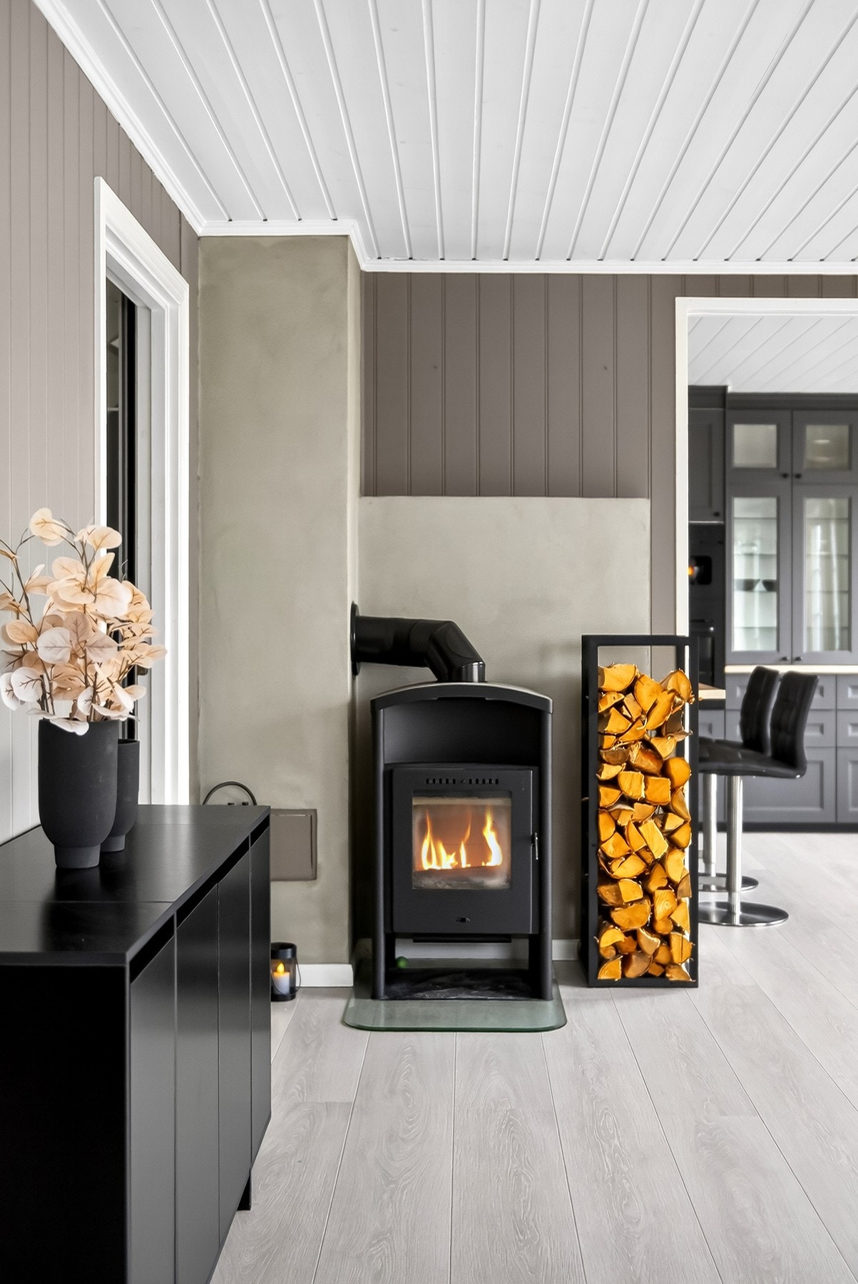 Med peisovn i stuen kan man fyre med ved på kalde vinterdager. Galleribilde