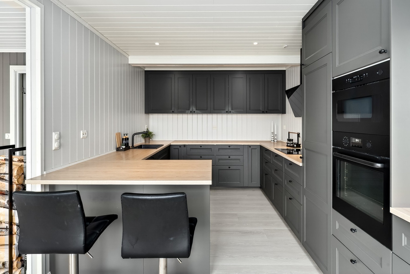 Et tidløst, lyst og fint kjøkken med god plassutnyttelse. Galleribilde