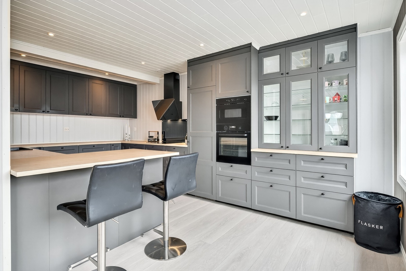 Kjøkkenet har rikelig med skap- og benkeplass, og godt plasserte hvitevarer for en effektiv tid med matlaging. Galleribilde