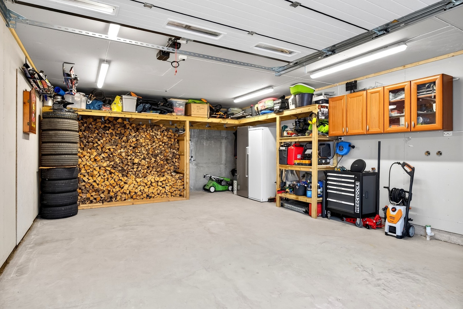 Praktisk innvendig garasjeplass med strøm og elektrisk portåpner Galleribilde