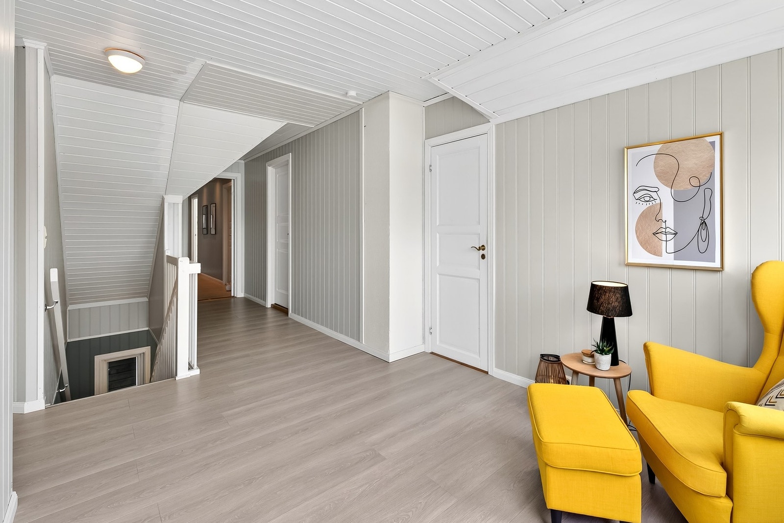 Boligen har en godt utnyttet 2.etasje med høye knevegger, som gir ekstra utnyttelse av rommene med skråtak. Galleribilde