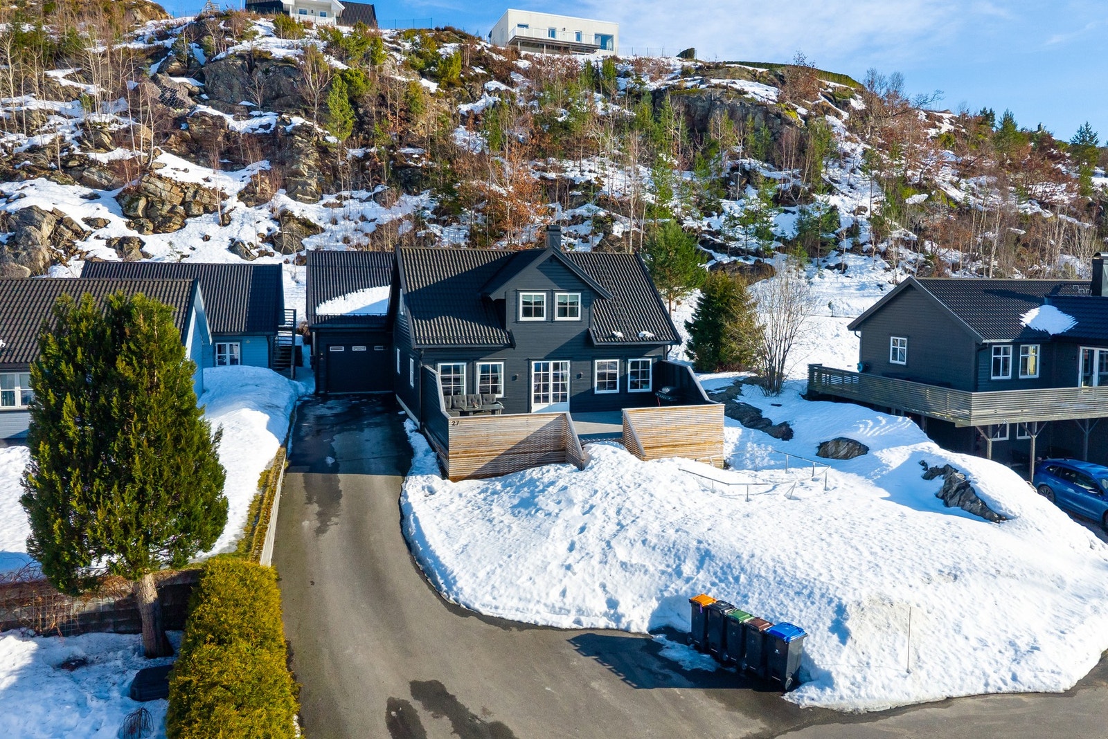 Tomt opparbeidet med asfaltert innkjørsel, plen og terrasse. Galleribilde