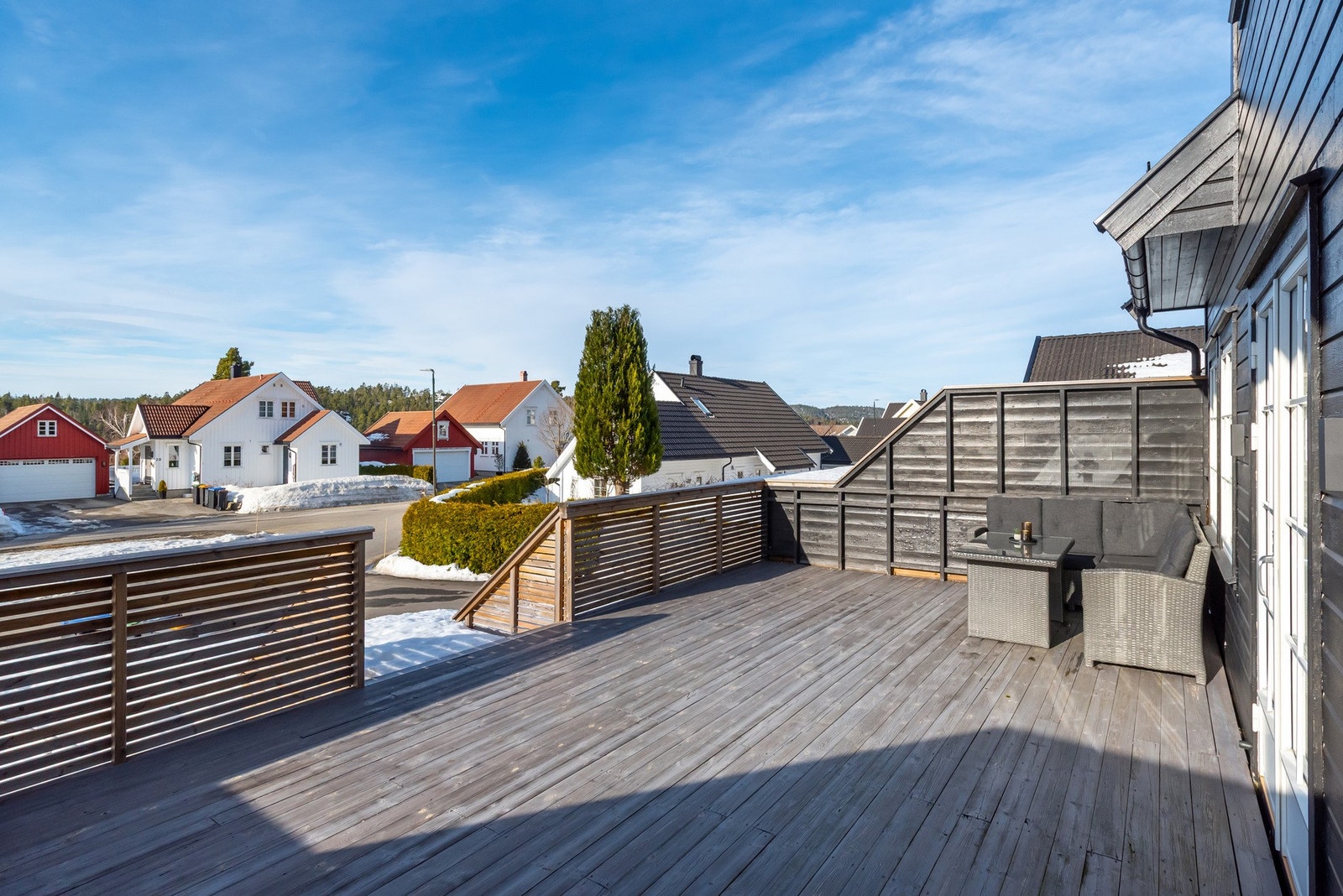 Kveldssol til ca. 22.00 på terrassen. (Midtsommerstid) Galleribilde