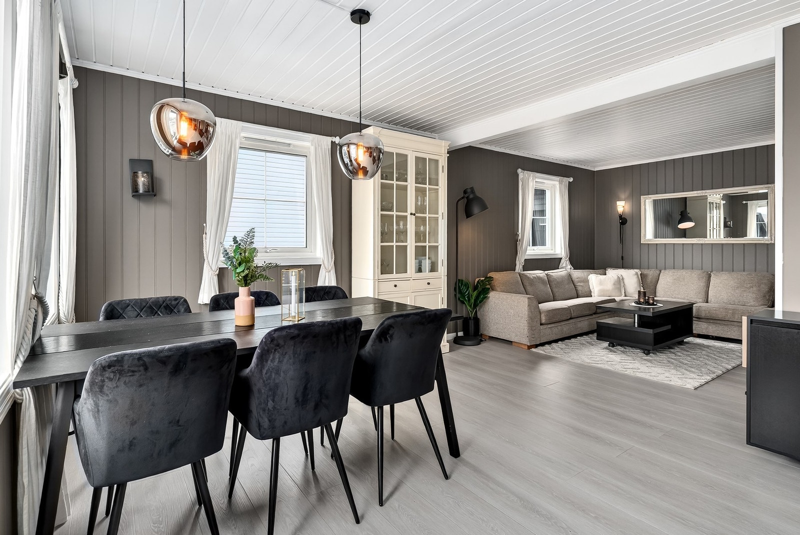 Stue og spisestue gir en varm, god og innbydende romfølelse. Galleribilde