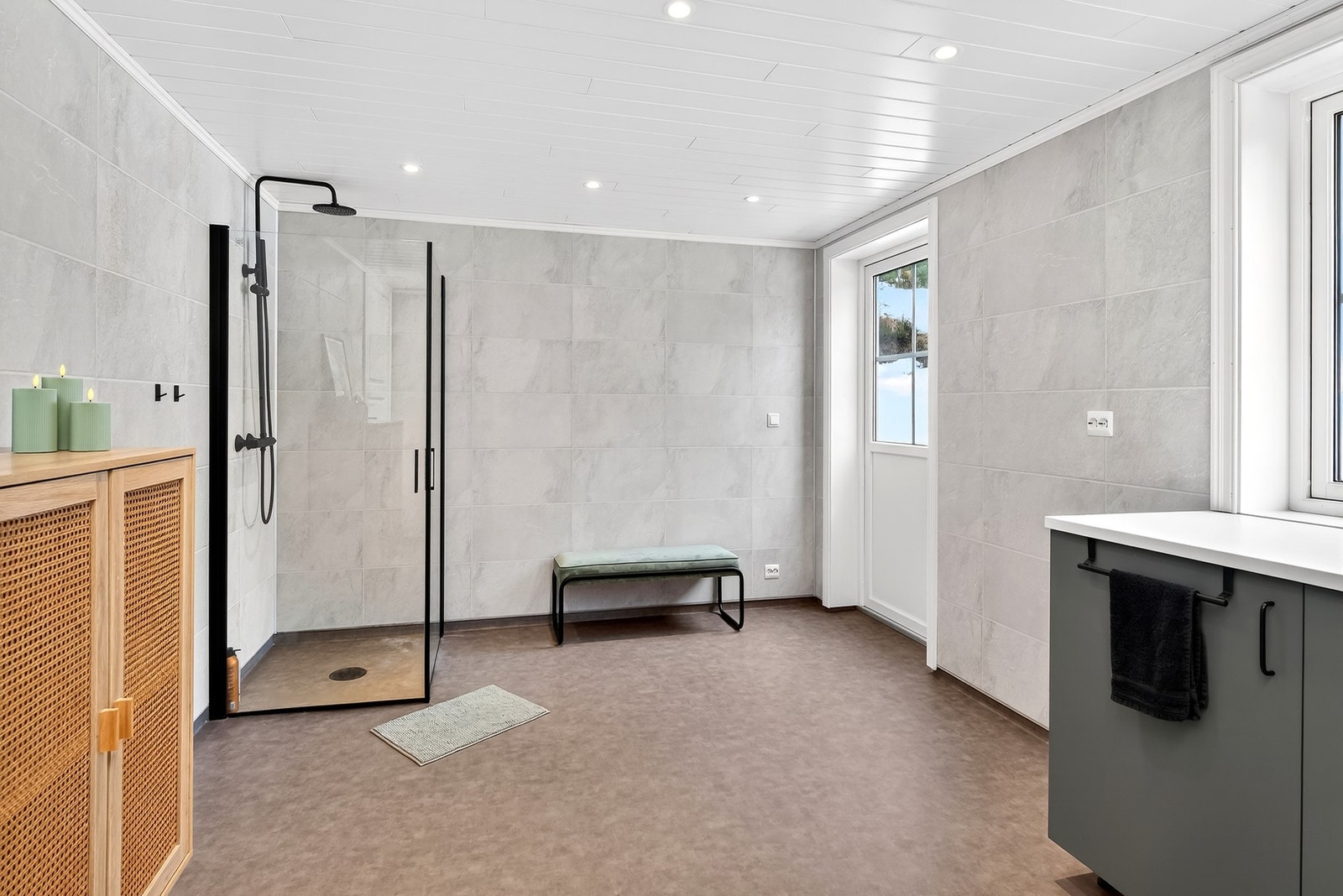 Kombinert bad og vaskerom i 1.etasje med utgang til hage. Galleribilde