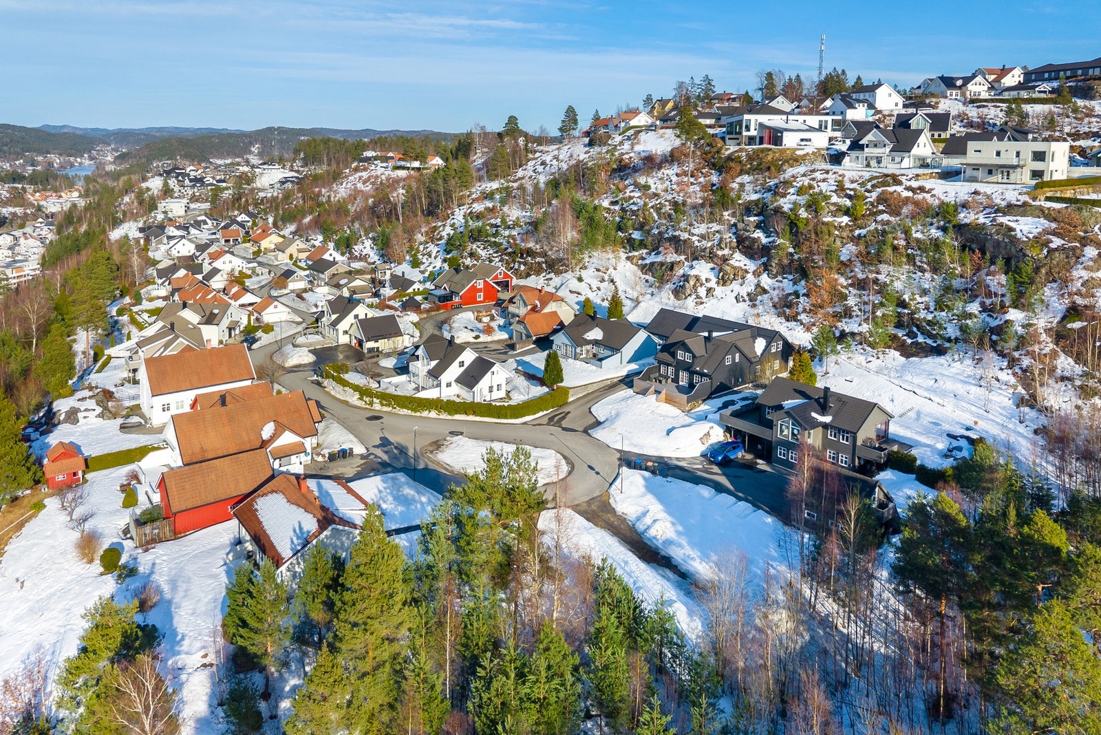 Boligen ligger i et rolig og veletablert boligområde uten gjennomgangstrafikk. Galleribilde