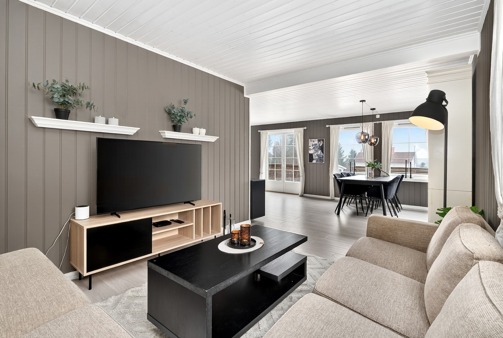 Vinkelstue med utgang til terrasse. Store vindusflater med mye naturlig lys. Galleribilde