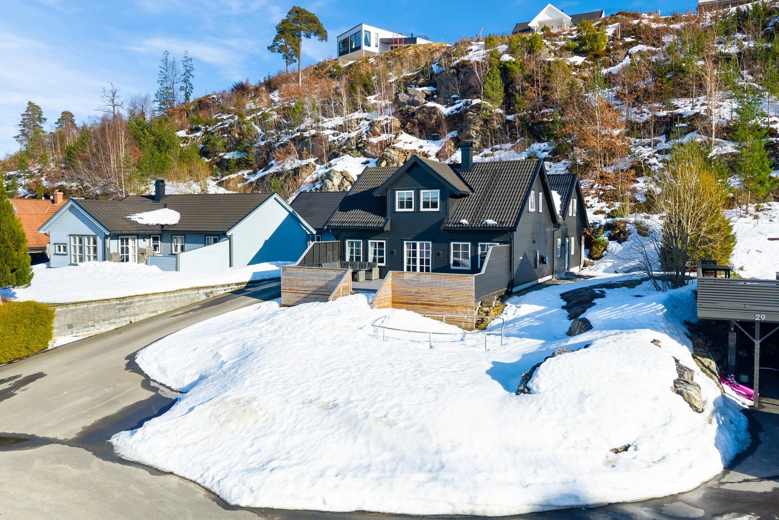 Helhetsinntrykk av eiendommen, fasade med stilrent uttrykk. Galleribilde