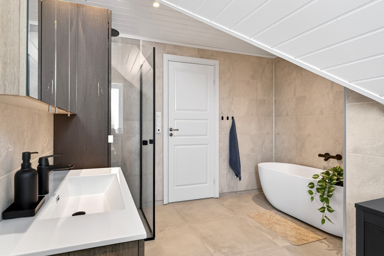 Hovedbad i 2.etasje. Her er det badekar og dusj. Galleribilde