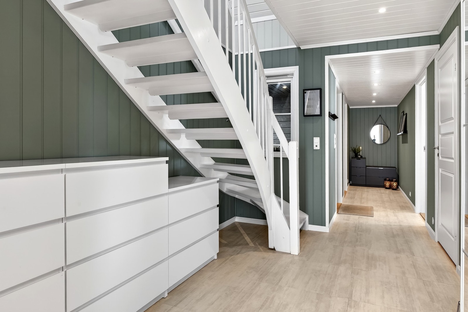 Gang med varmekabler, trapp opp til 2. etasje og adkomst til vaskerom, toalett og hobbyrom. Galleribilde