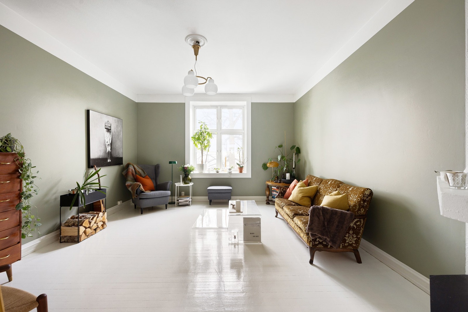 Stor stue med god plass til stor sofa og diverse møblement. Galleribilde