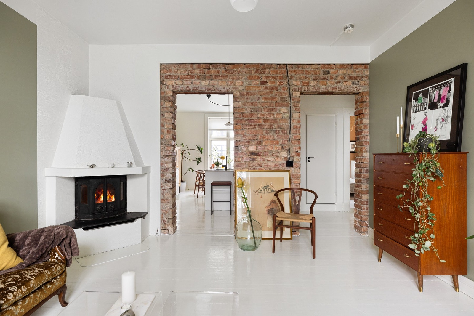 I stuen får du også en koselig peis. Galleribilde