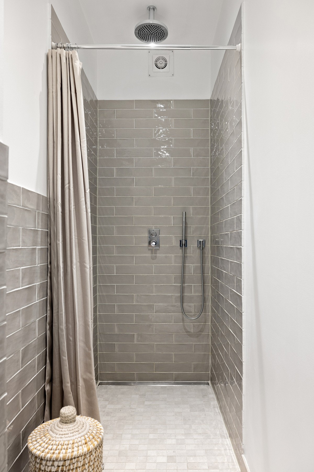 Legg merke til de lekre flisene og den store dusjen med regnfallshode Galleribilde