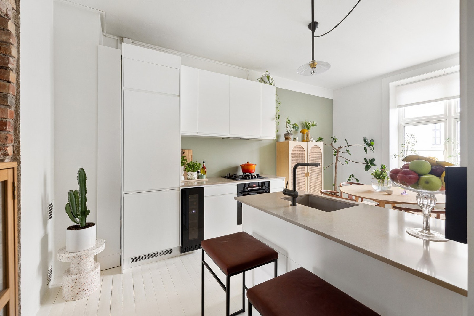 I leiligheten får du et svært lyst og innbydende kjøkken med stor spiseplass. Galleribilde