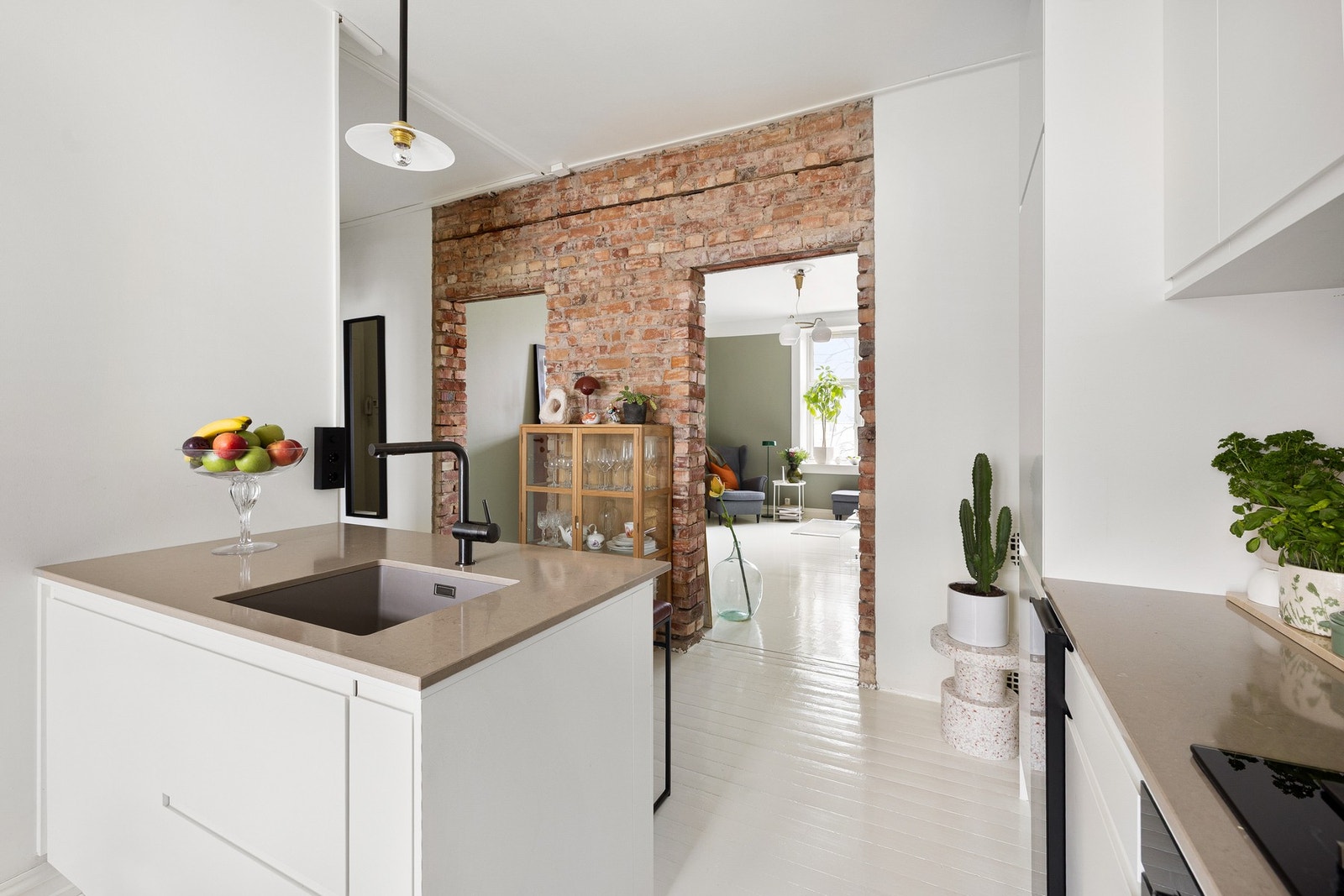 Smart og fin kjøkkenøy med sitteplasser og nedfelt vask. Galleribilde