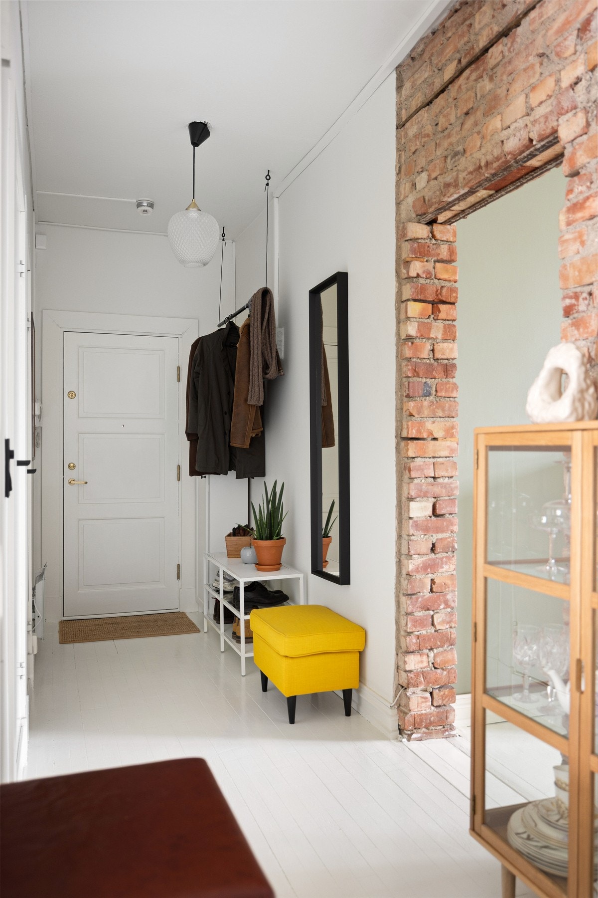 Pen entré med plass til sittebenk, jakkeoppheng etc. Galleribilde