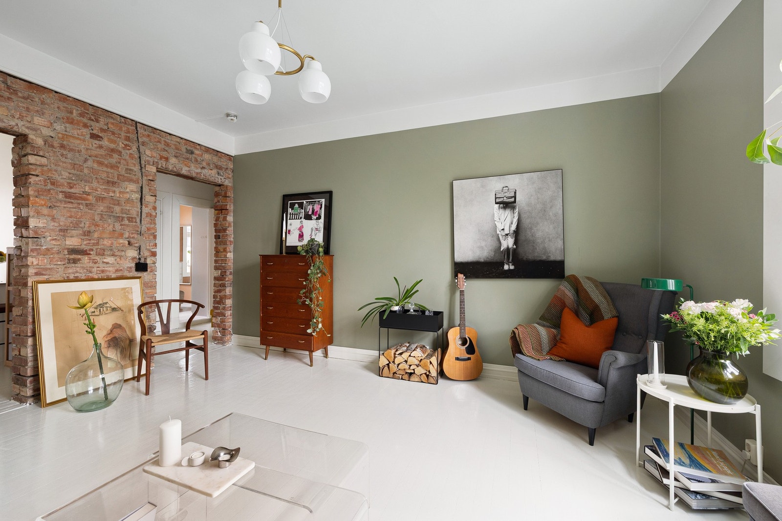 Her får du moderne bad og kjøkken og overflater i moderne og duse fargevalg samt malte tregulv. Galleribilde