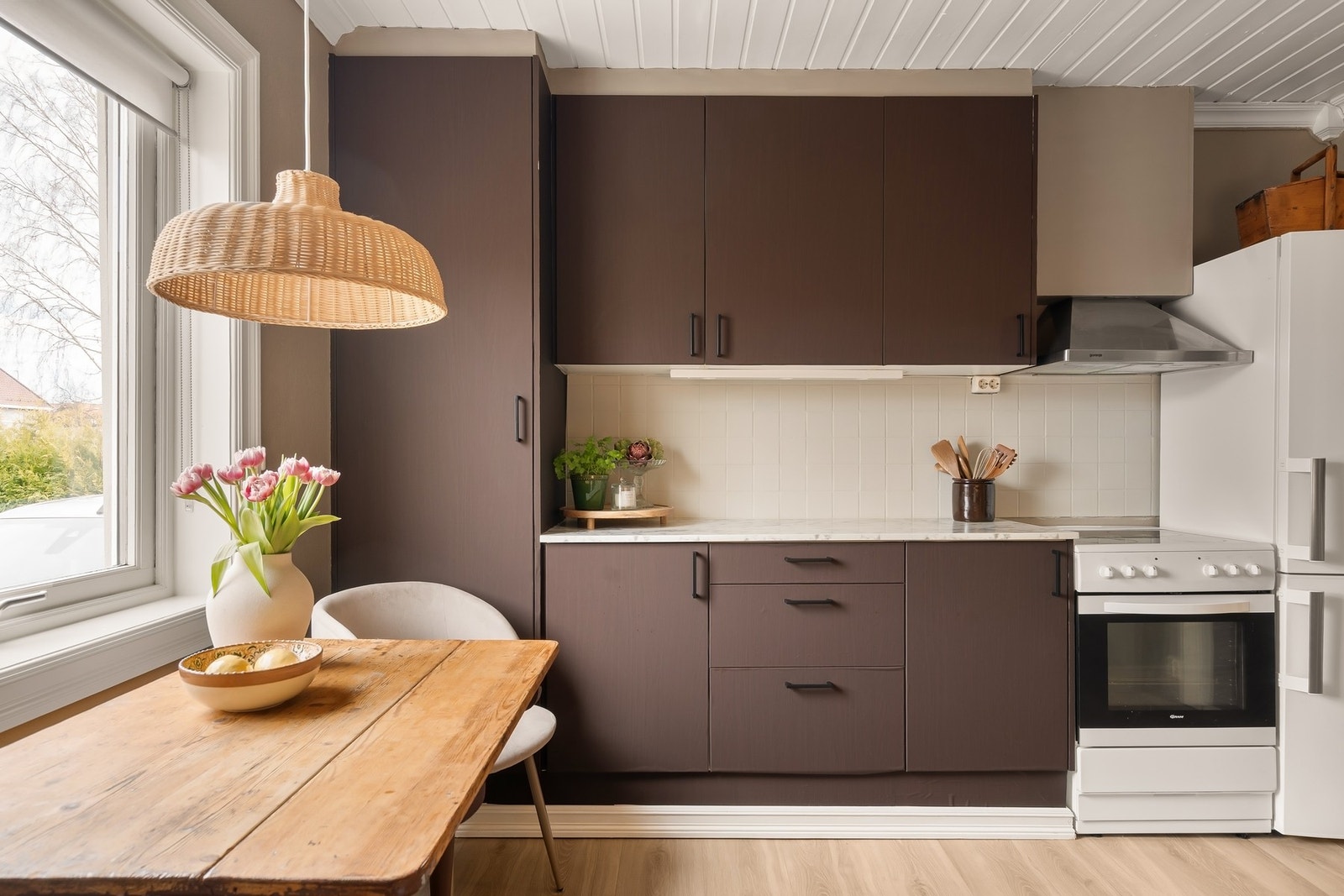 Hyggelig kjøkken som har plass til et frokostbord under vinduet. Galleribilde