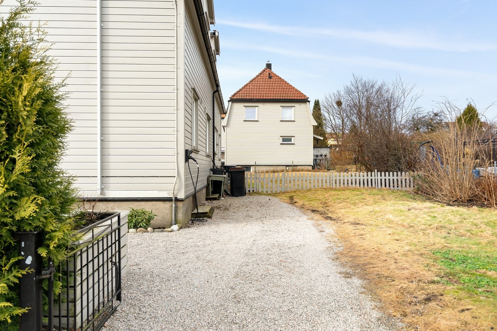 Det er biloppstillingsplass på gårdsplassen. Lader på vegg montert i 2024. Galleribilde