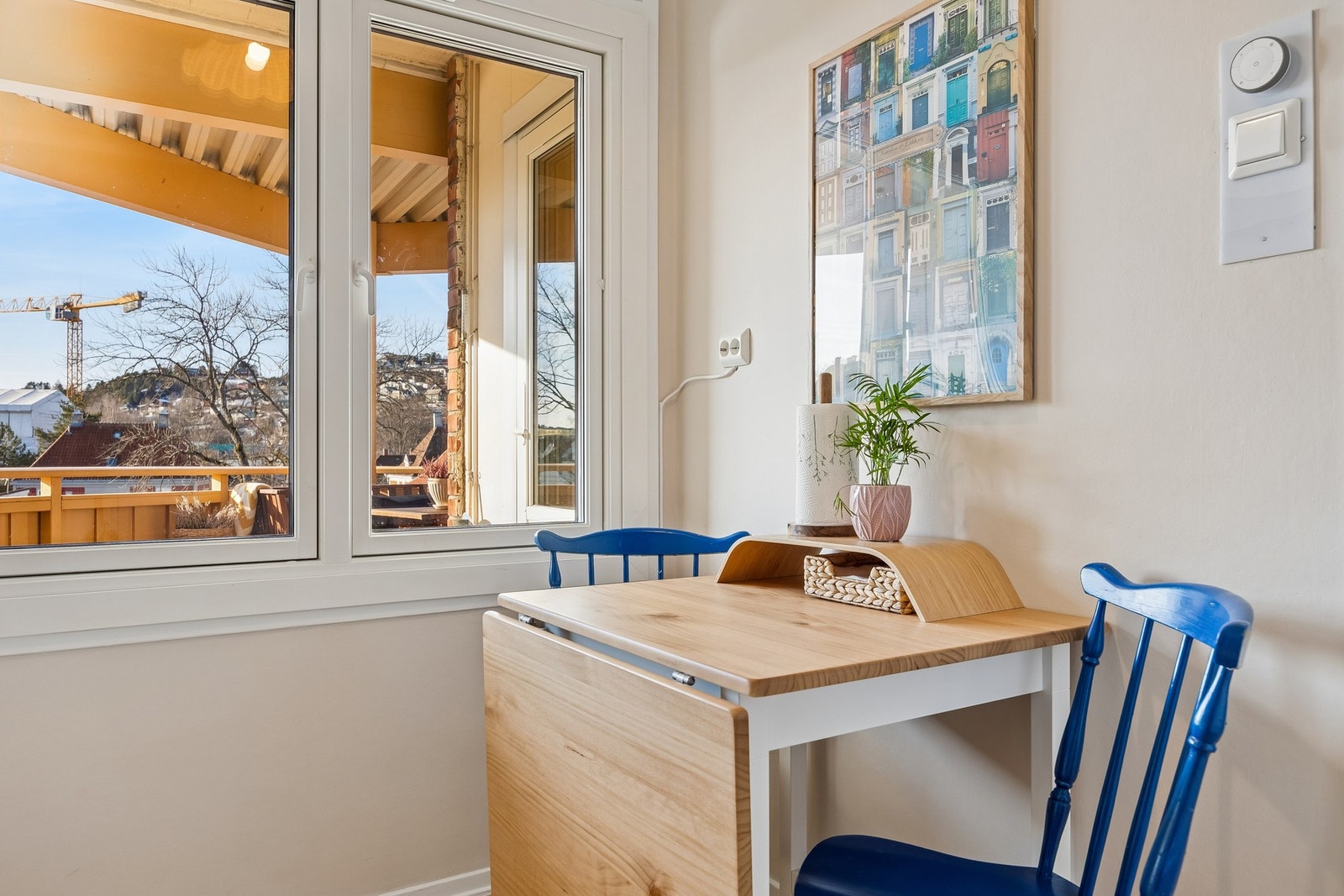 Det er mye inkludert i de månedlige felleskostnadene som blant annet TV, internett, betjening av andel fellesgjeld, kommunale avgifter, felles byggningsforsikring og diverse vedlikehold/drift iht. regnskap. Galleribilde