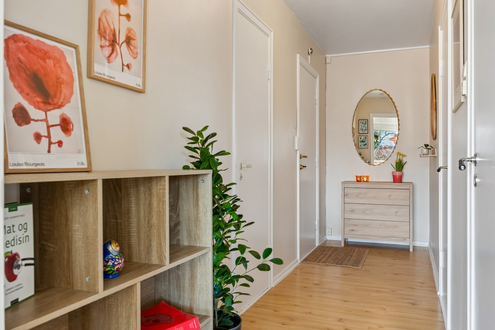 Leiligheten har en lys og romslig entré på 6,5 kvm. Galleribilde