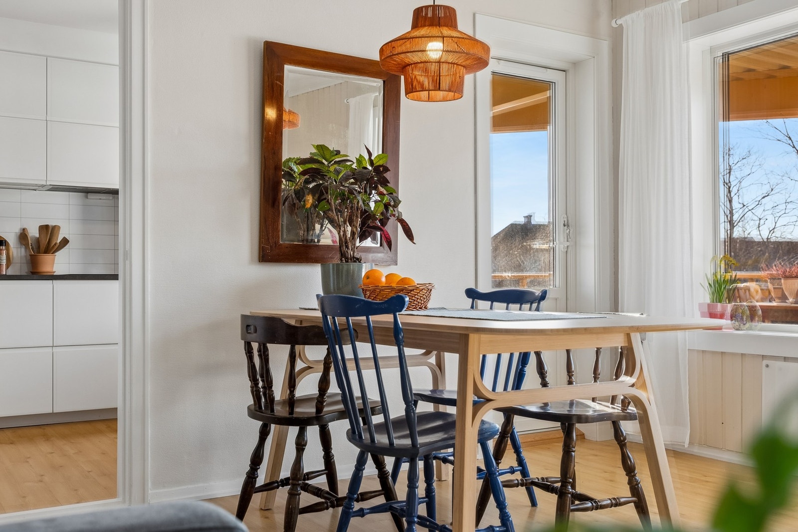 Spisebordet finner sin naturlige plass mellom stue og kjøkken. Galleribilde