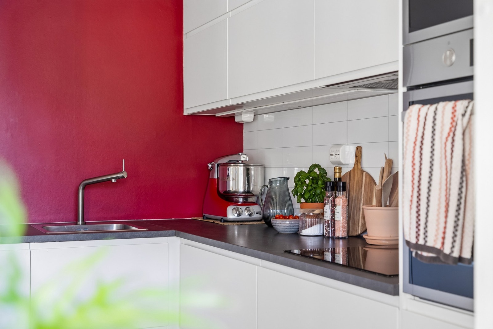 De integrerte hvitevarene består av stekeovn, mikrobølgeovn, platetopp og kjøle/fryseskap. Galleribilde