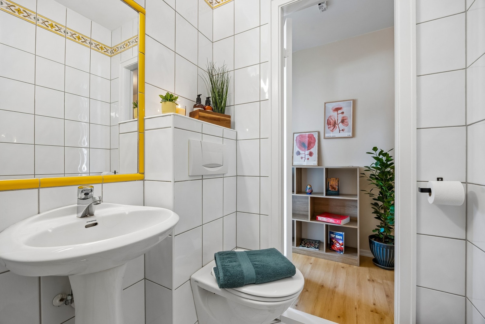 Badet byr på behagelig gulvvarme og er innredet med toalett, servant, vegghengt skap og dusjkabinett. Galleribilde