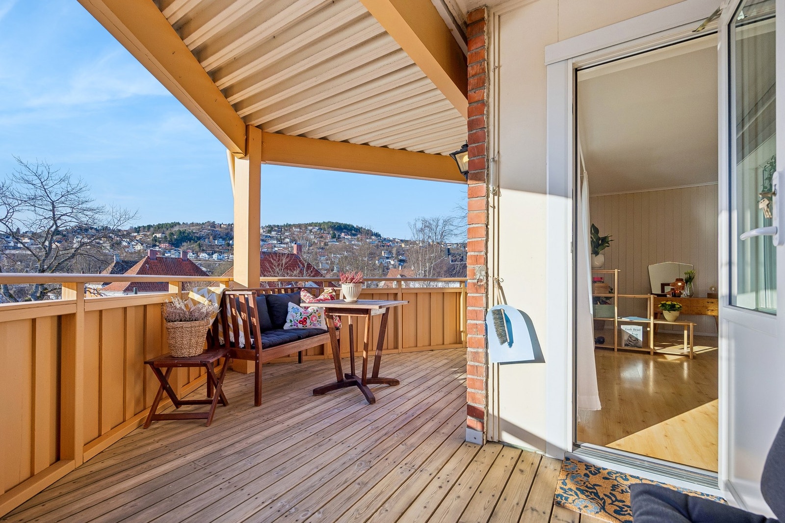 Balkongen er på 13 kvm., og har gode solforhold med et praktisk overbygg. Her kan sommerdagen og kvelder nytes til det fulle. Galleribilde