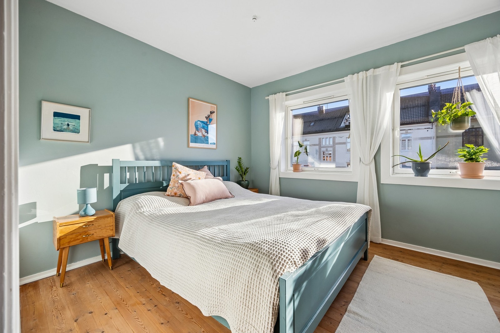 Leilighetens romslige soverom strekker seg over 10,6 kvm. Galleribilde