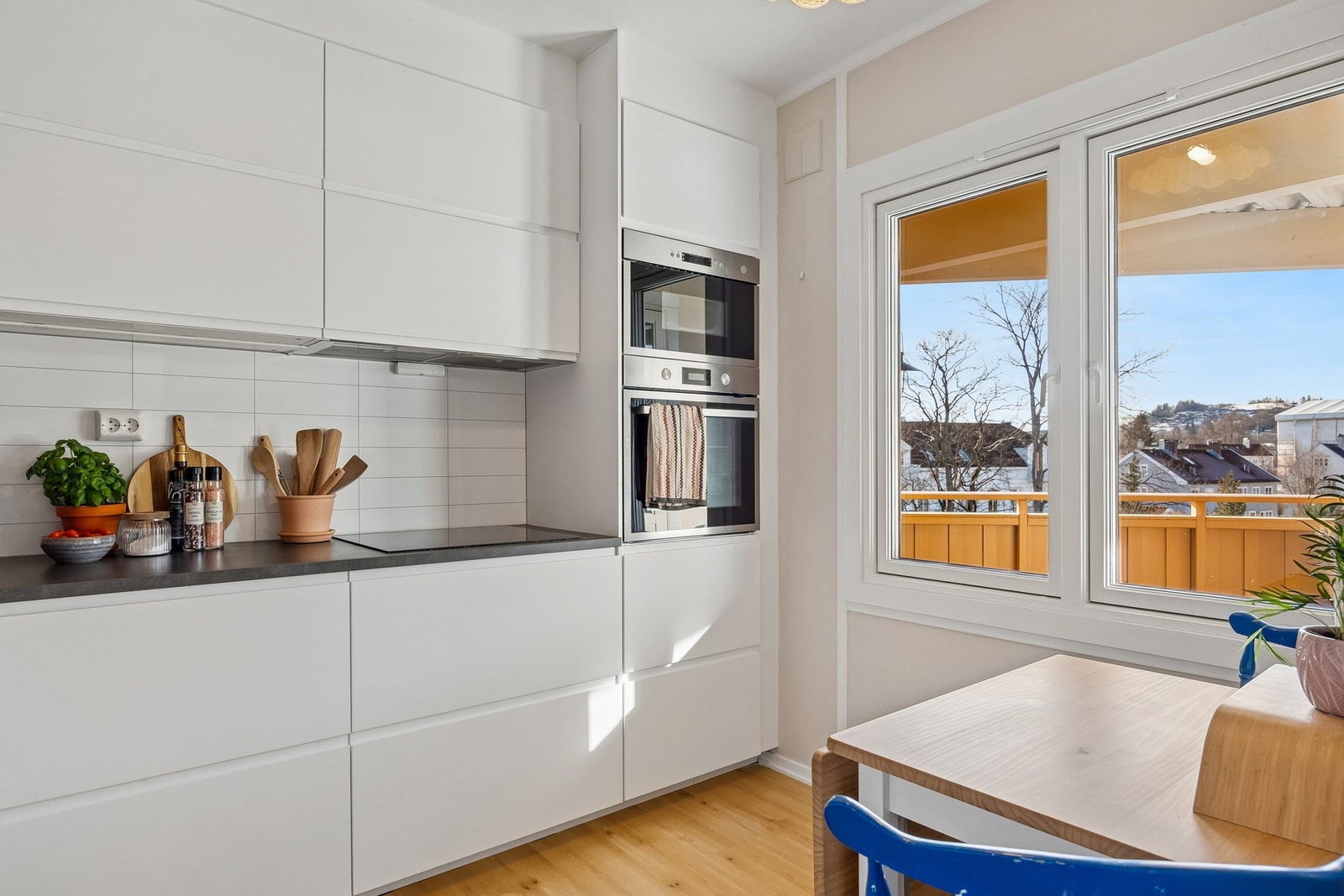 Kjøkkenet ligger i eget rom med plass til spiseplass, samt et stort vindu som slipper inn mye dagslys. Galleribilde