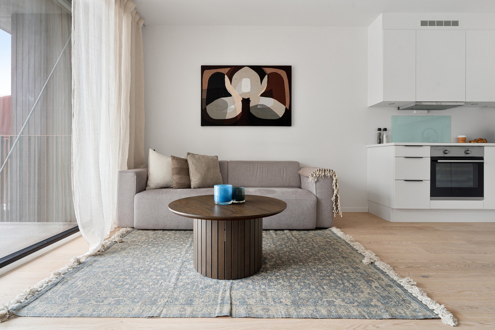 Åpen stue/kjøkkenløsning med plass til sofa og spisebord.