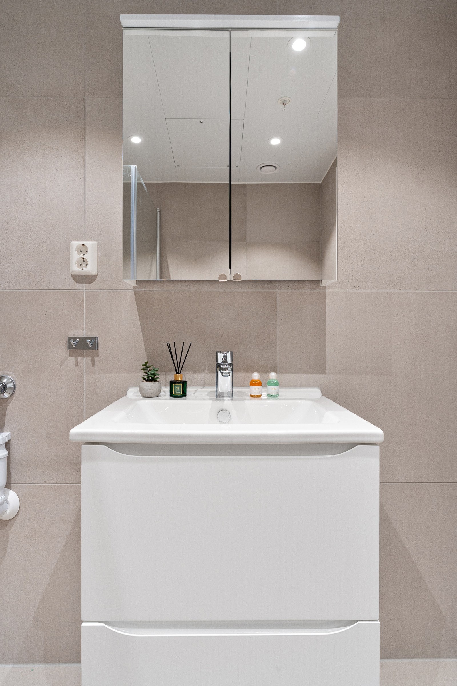 Lagringsplass i skuffer og speilskap.