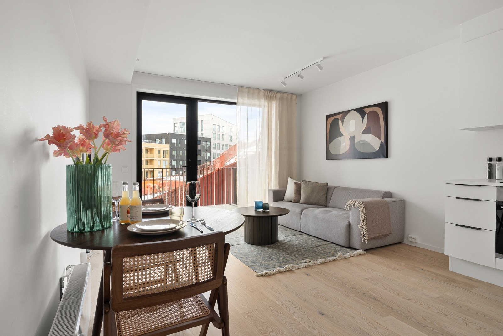 Lys og moderne stue med utgang til balkong.