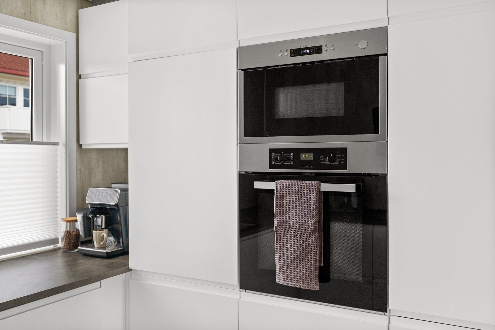 Det er integrert komfyr, mikrobølgeovn, kjøl/fryseskap og oppvaskmaskin. Galleribilde