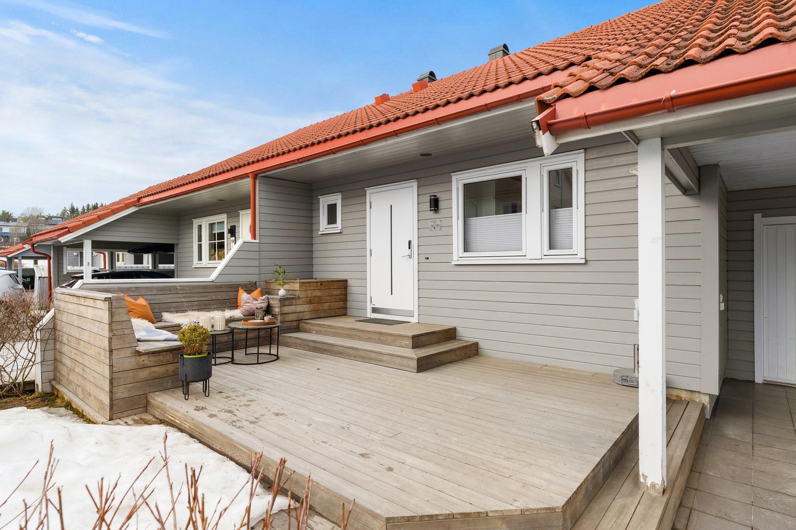 Det er solrike terrasser på begge sider av boligen. Galleribilde