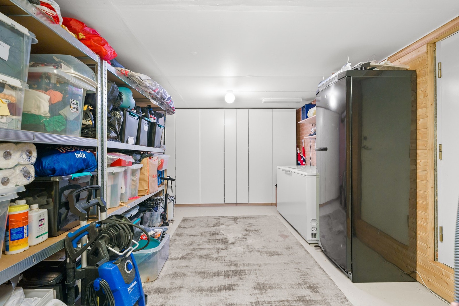 Med inngang fra både hage og vaskerom kommer man inn til et bod på hele 18 kvm. Svært praktisk med utvendig inngang. Galleribilde