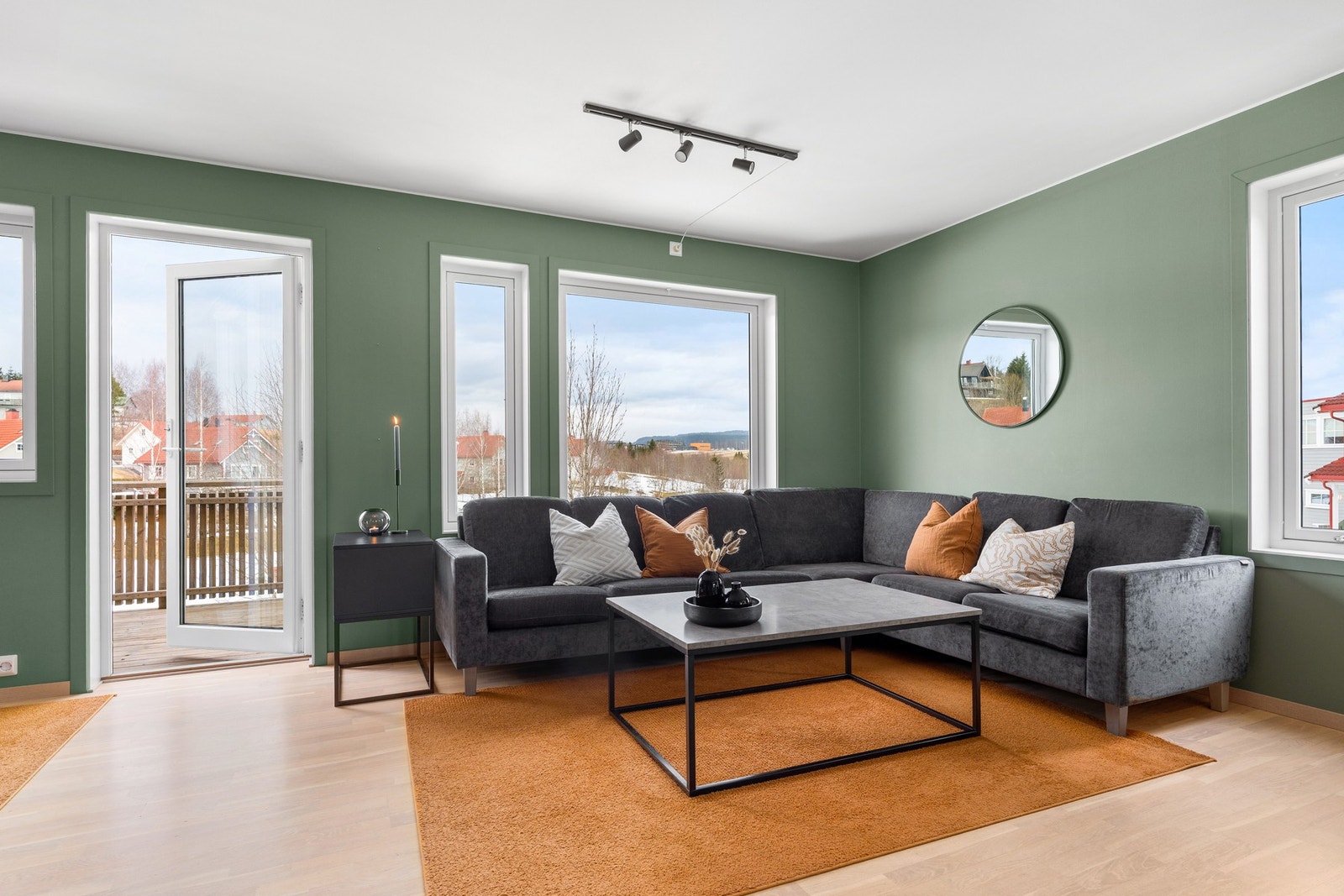 Det er store vindusflater som gir godt med naturlig lysinnslipp. Galleribilde