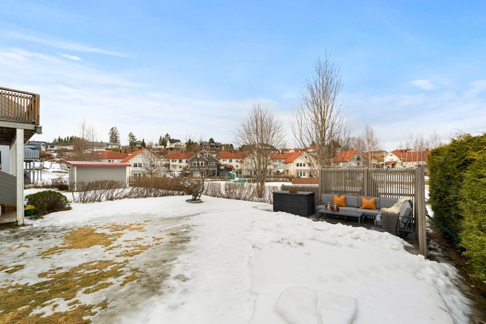 Hagen er pent opparbeidet med flere blomsterbed og mange soner. Galleribilde