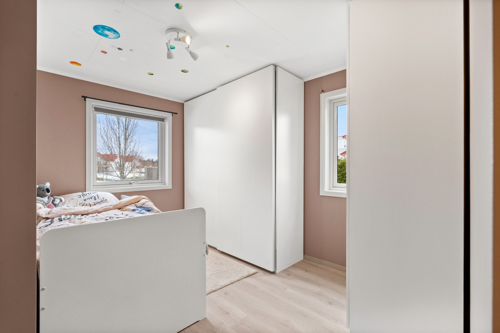 Også her er det god plass til dobbeltseng og garderobeskap. Galleribilde