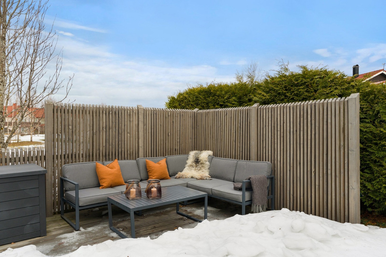 Solrik og skjermet hage med hyggelige soner og tett hekk. Galleribilde