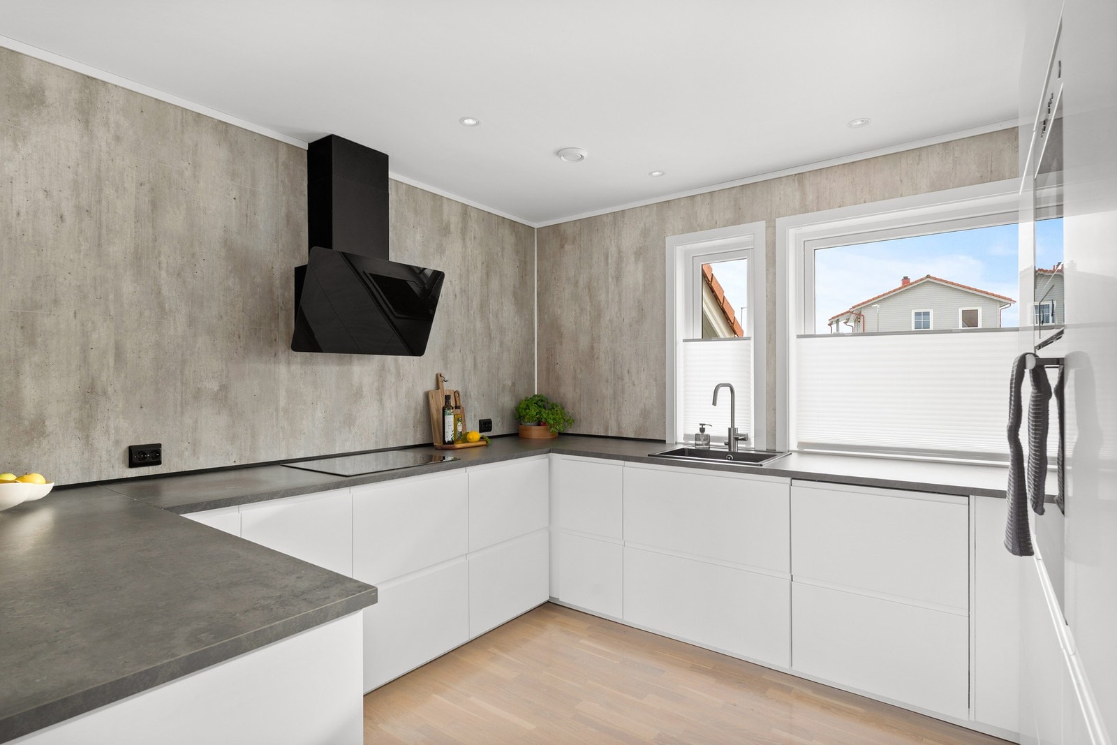 Kjøkkenet har godt med skap og benkeplass. Kjøkkenet har fått tilstandsgrad 1 av takstmann. Galleribilde